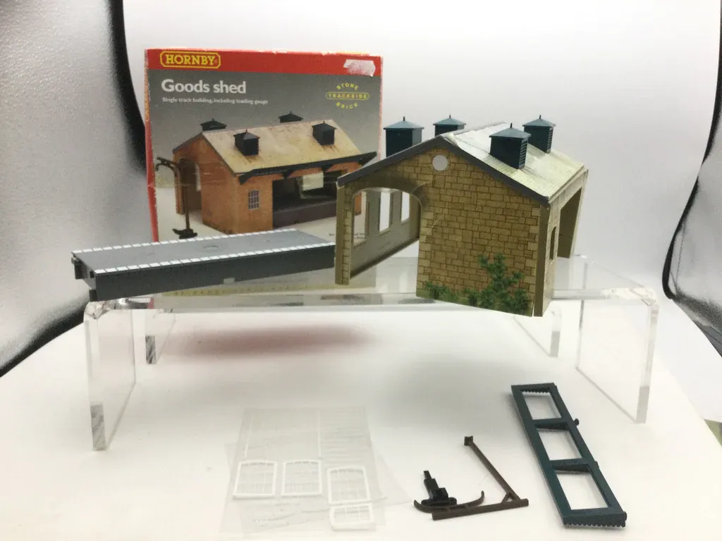 BNIB OO Gauge Hornby R8002 Goods Shed